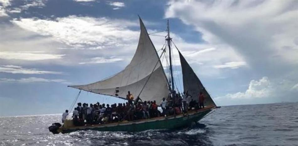 Bote hacinado con migrantes en mar