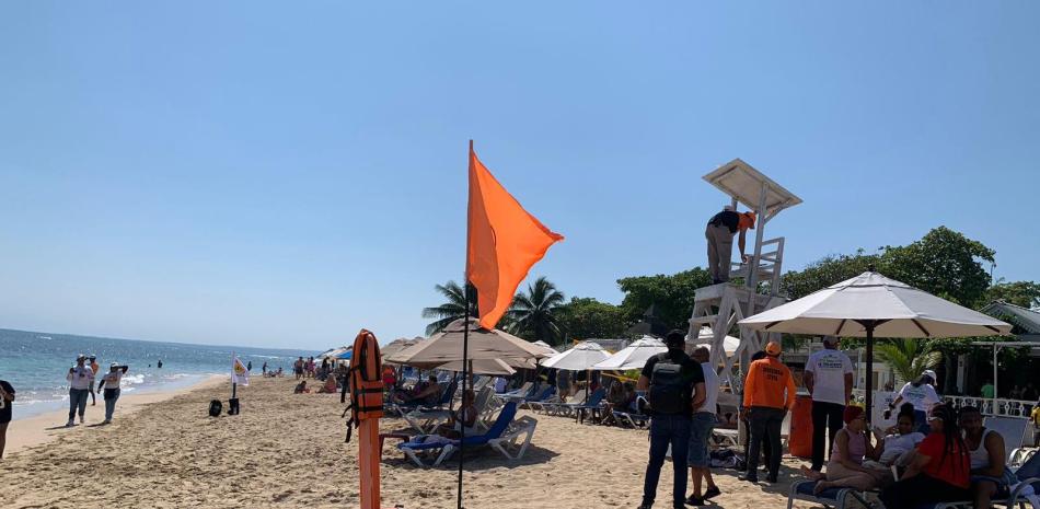 Playa con torre de salvavidas