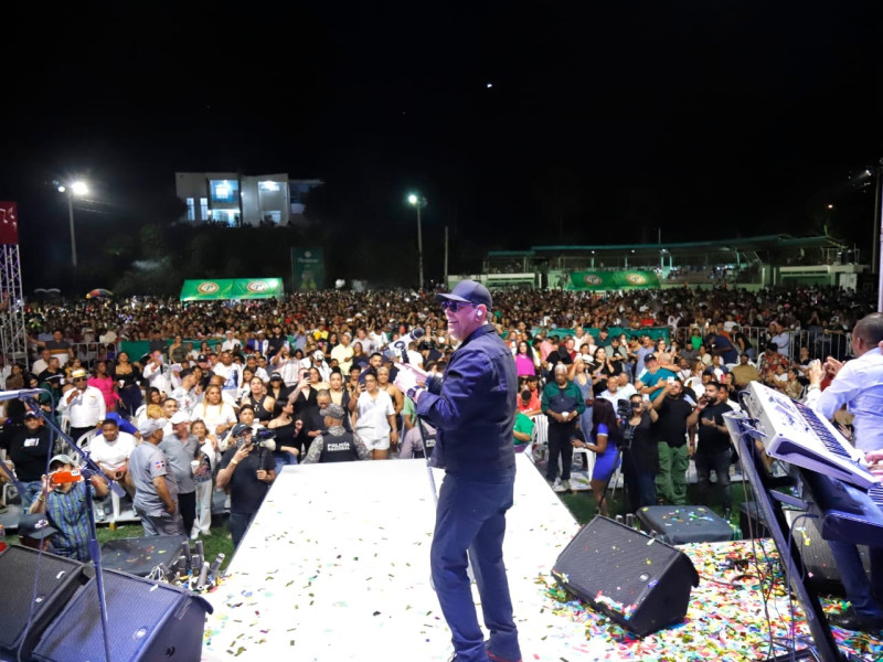 Multitud frente a escenario al aire libre