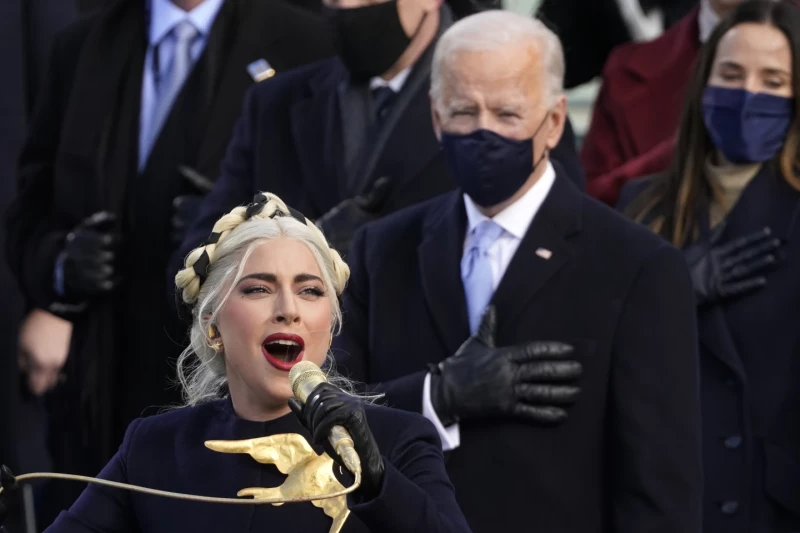 Lady Gaga canta frente a Biden