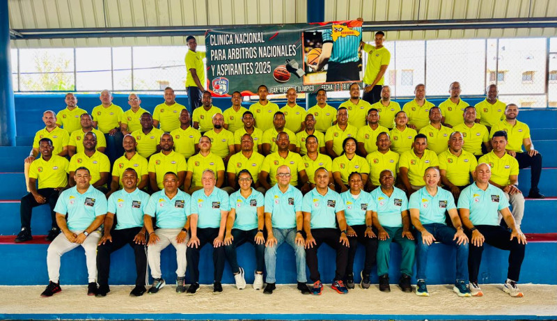 Grupo con camisetas iguales celebrando