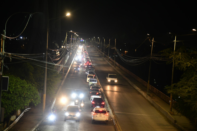 Fila de autos en la noche