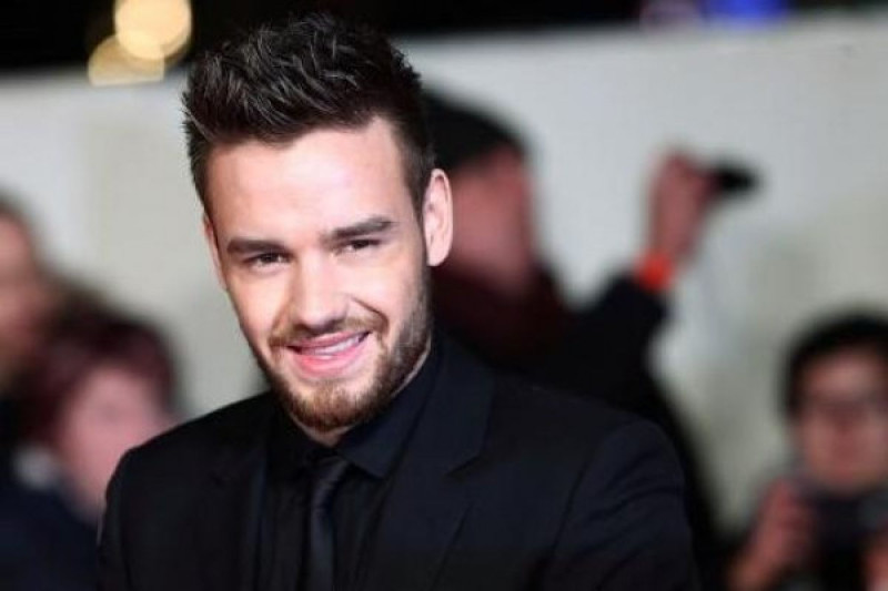 Liam Payne con traje negro elegante