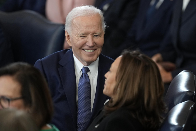 Biden y Harris sonríen juntos