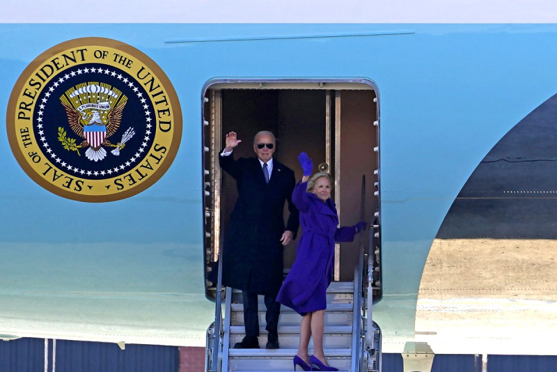 Biden bajando de Air Force One