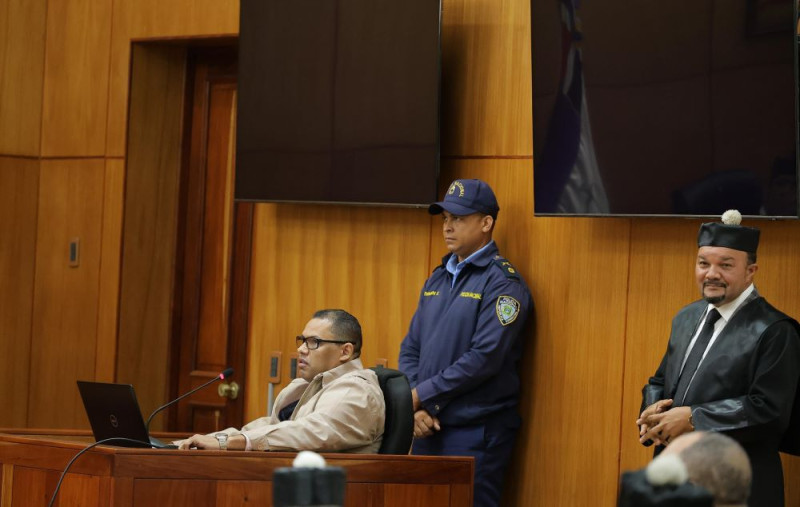 Hombre en sala tribunal testificando