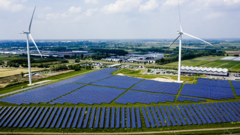 Parque eólico y paneles solares dominicanos