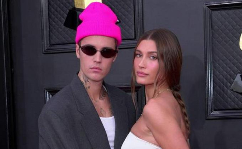 Justin Bieber y Hailey abrazados