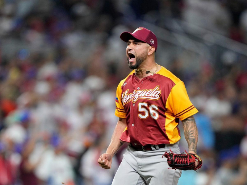 Jugador de béisbol con uniforme rojo