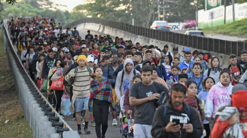 Multitud caminando en la calle