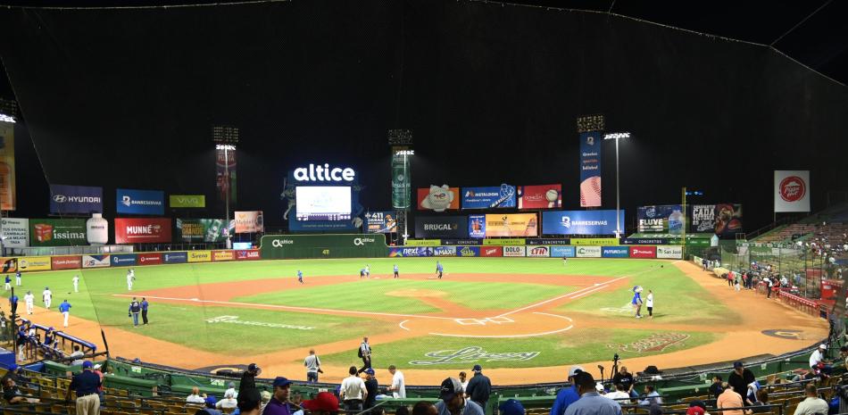 Estadio de béisbol iluminado