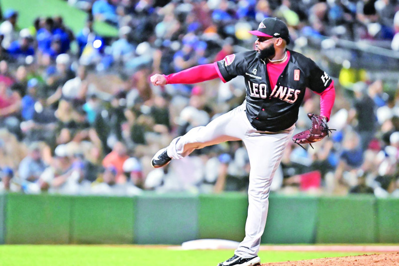 Lanzador de béisbol en acción