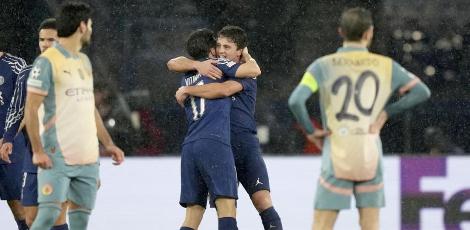 Joao Neves, centro derecha, celebra con Vitinha después de anotar un gol durante el partido entre PSG y Manchester City en el Parque de los Príncipes, el miércoles 22 de enero de 2025