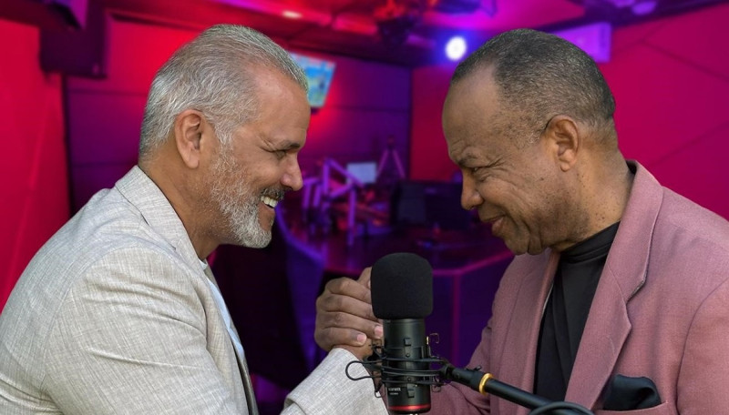 Dos hombres riendo en estudio