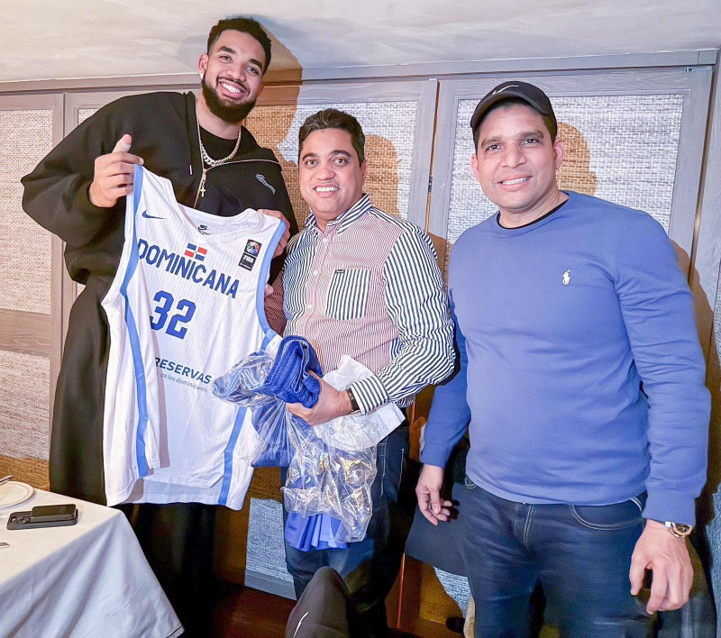 Jugadores posan con camiseta dominicana