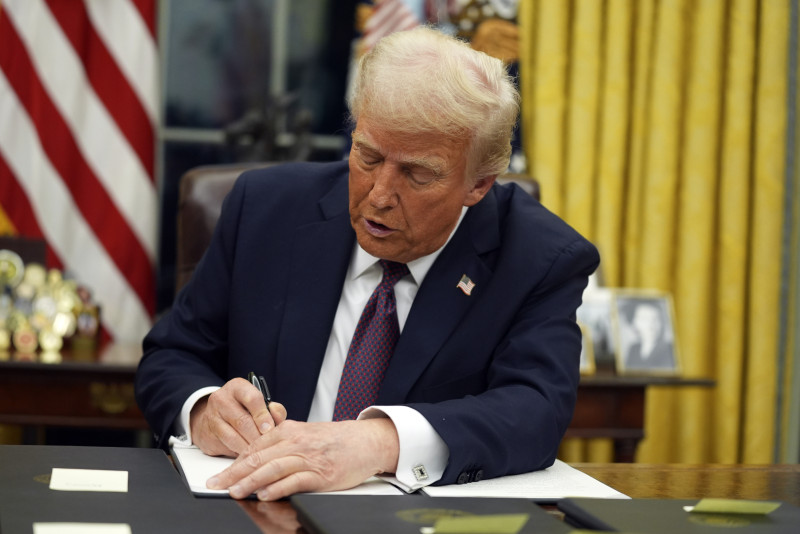 Trump escribiendo en escritorio