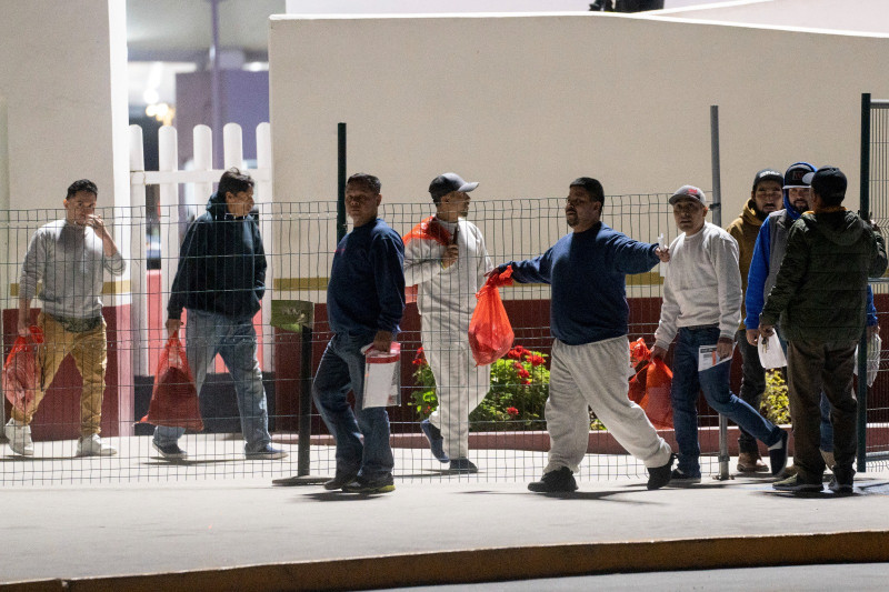 Personas caminando en calle soleada