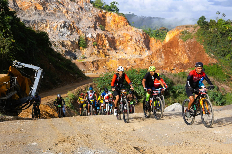 Ciclistas compitiendo en camino rural