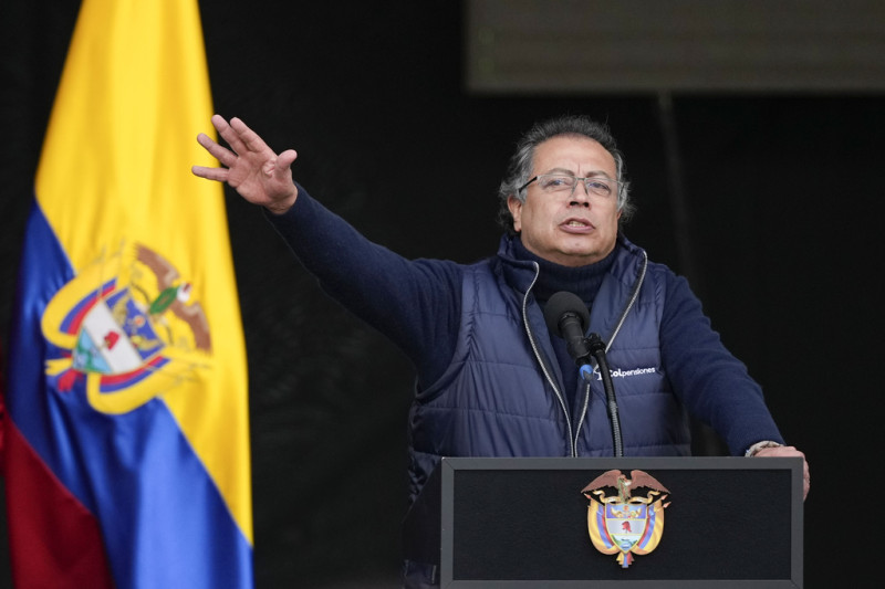 Hombre hablando en podio con micrófono