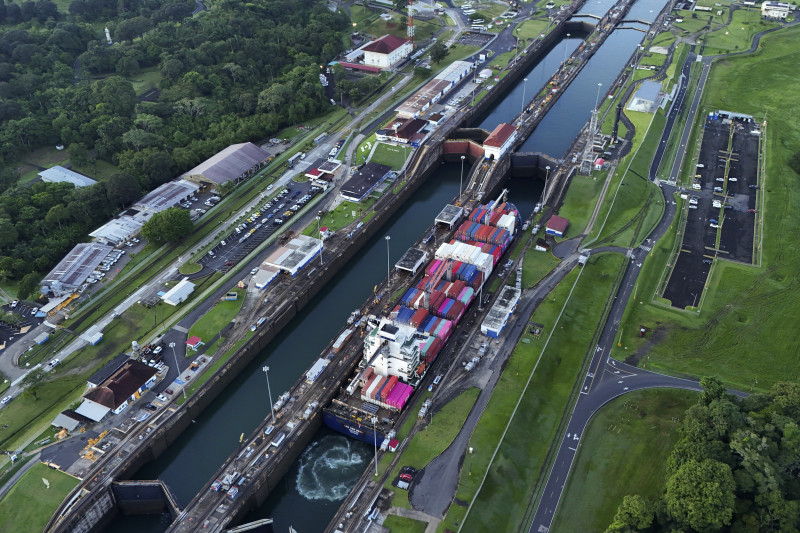 Vista aérea de canal con esclusas