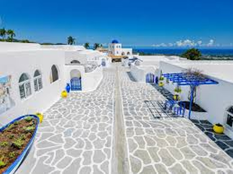 Edificio blanco con acentos azules