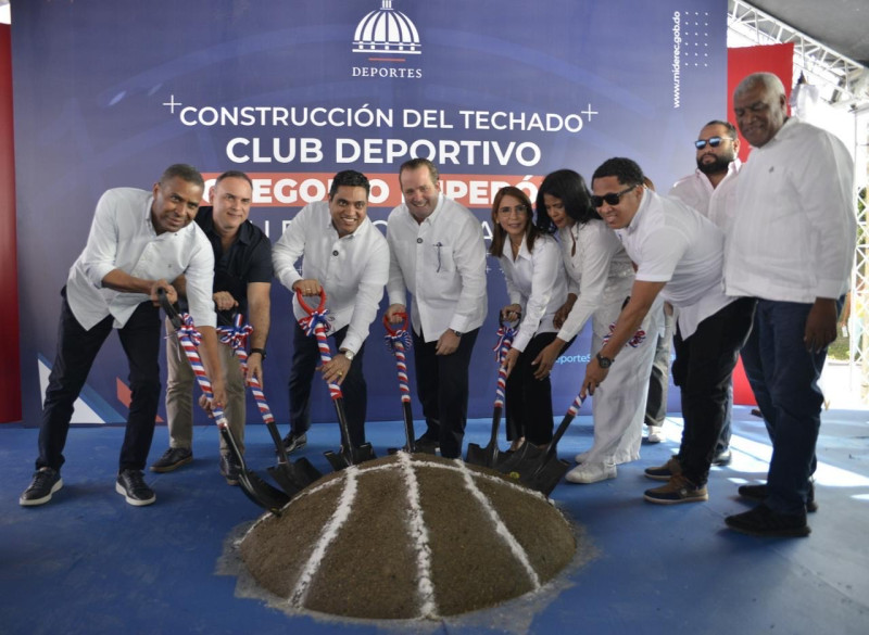 Grupo cavando tierra con palas