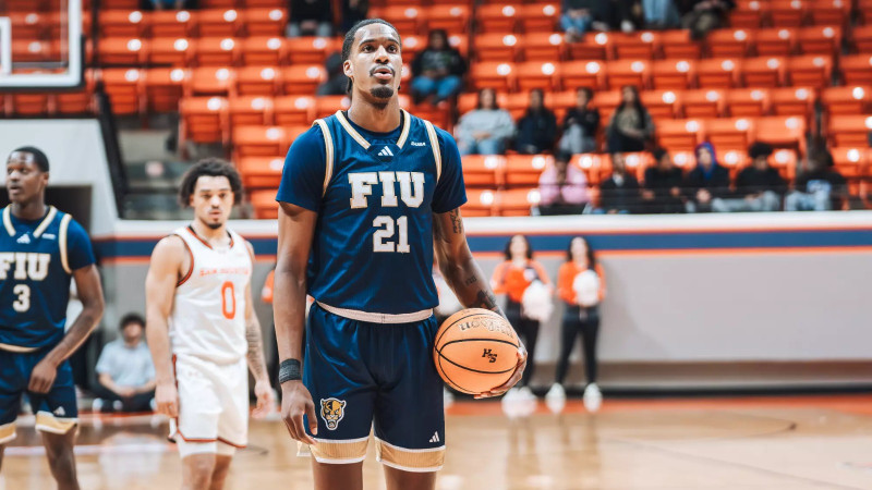 Jugador de baloncesto con camiseta azul