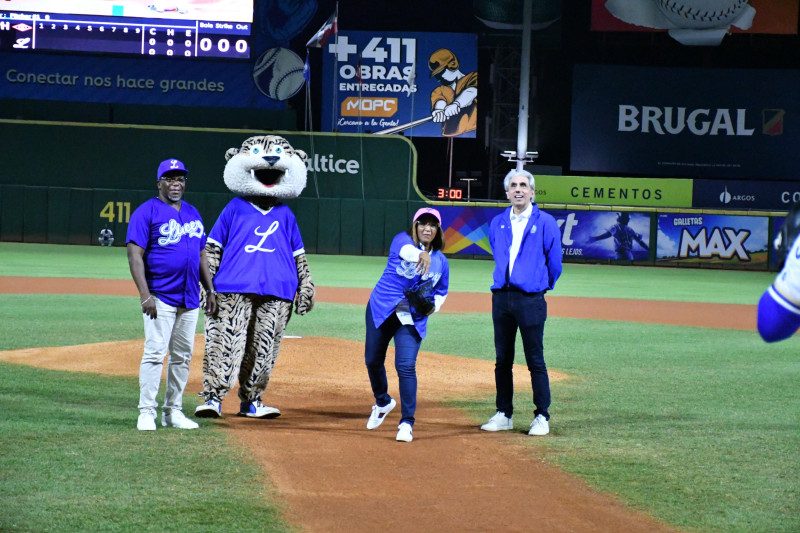 Jugadores conversan en el campo beisbol