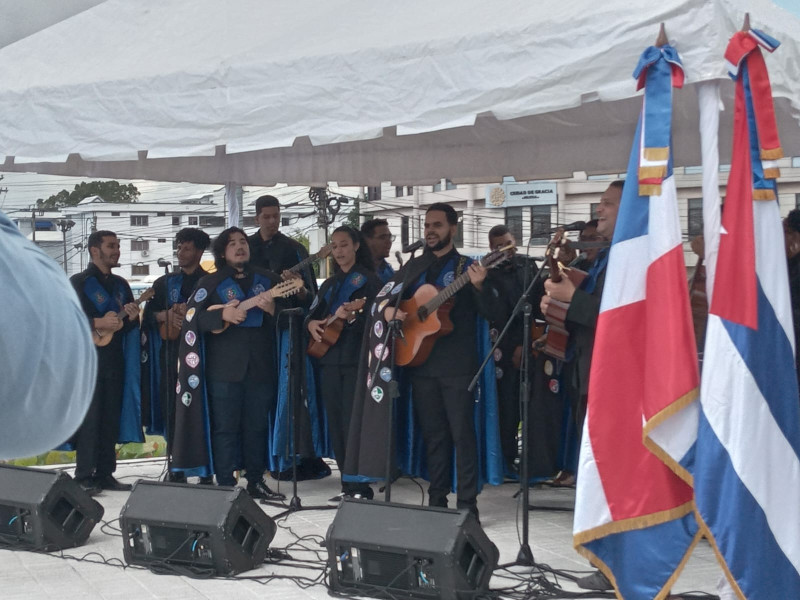 Grupo musical frente a escuela música