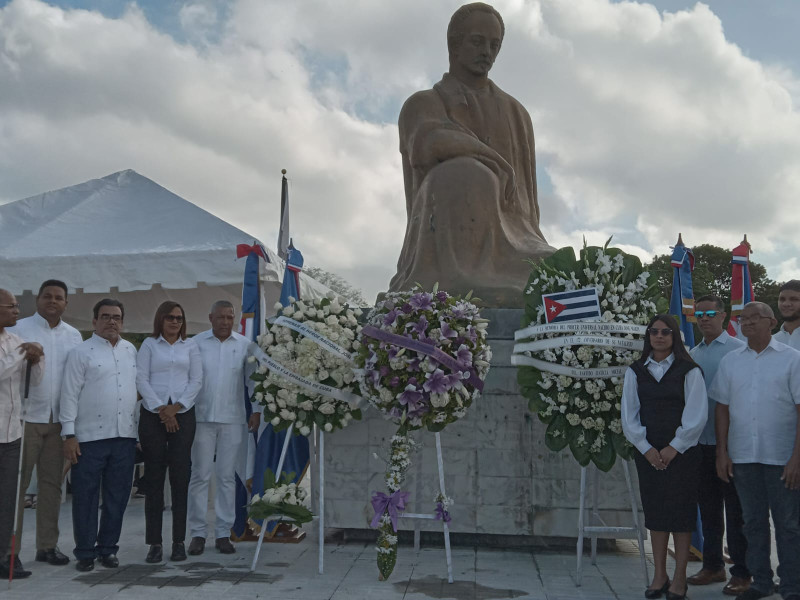 Estatua sentada de José Francisco Peña Gómez