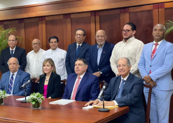 Grupo de personas en traje reunidos