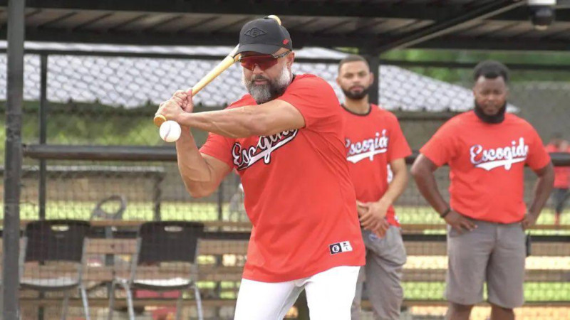 Hombre con bate de béisbol