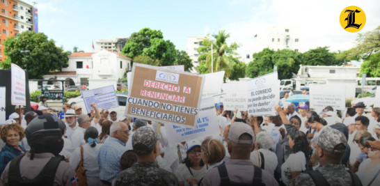 Multitud protestando con carteles