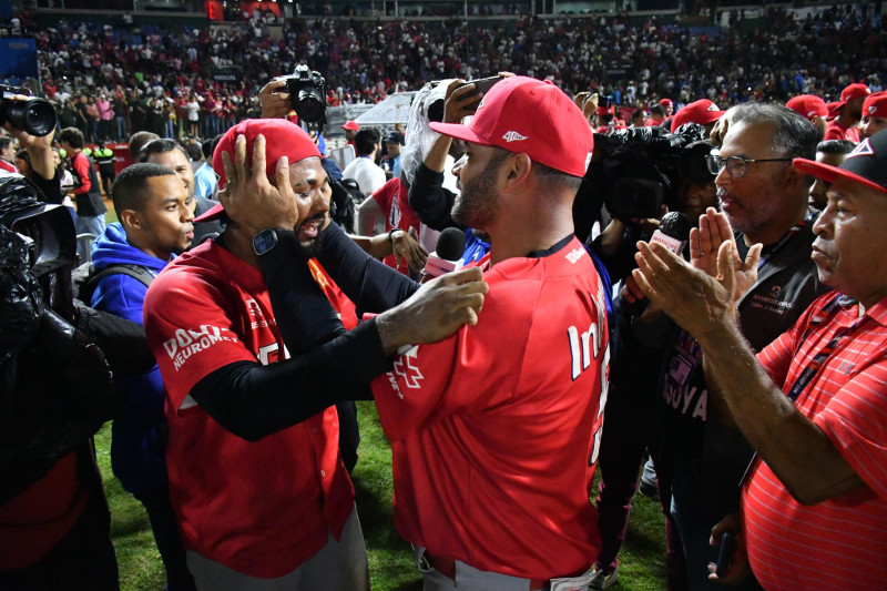 Jugadores en uniforme rojo de béisbol