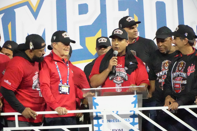 Jugadores dominicanos celebran victoria béisbol