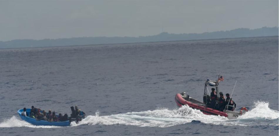 Barco persigue embarcación en el mar