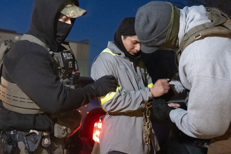 Policías detienen a un hombre agresivo