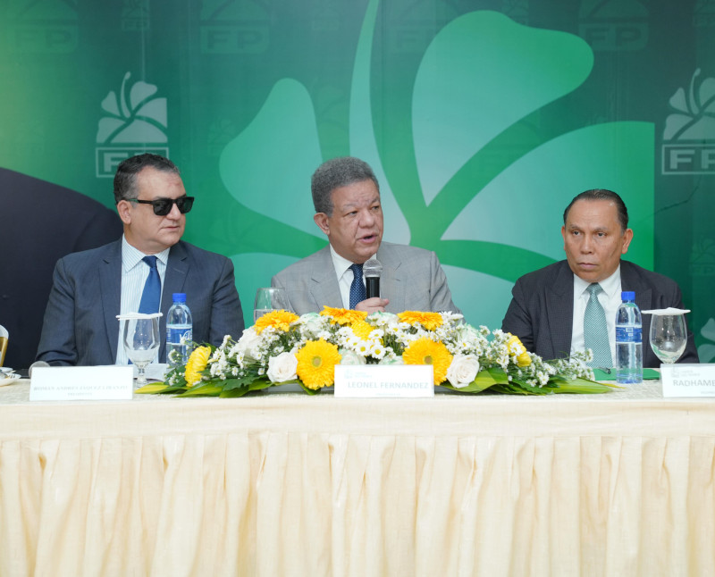 Hombres reunidos en mesa negociadora