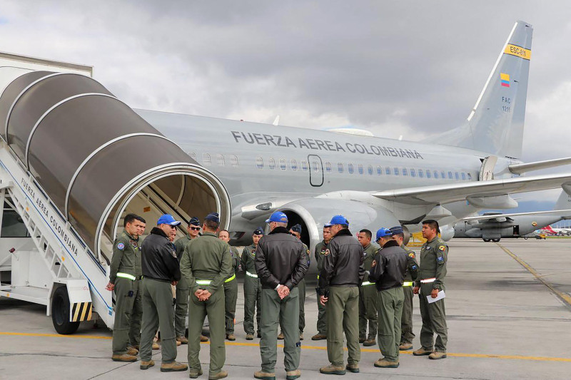 Personal militar en pista aérea