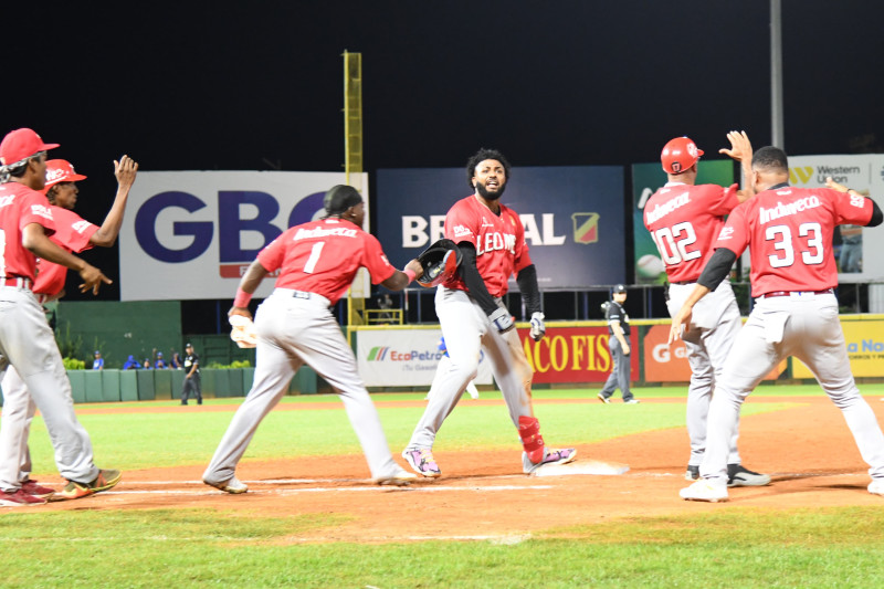 Jugadores celebrando victoria en béisbol