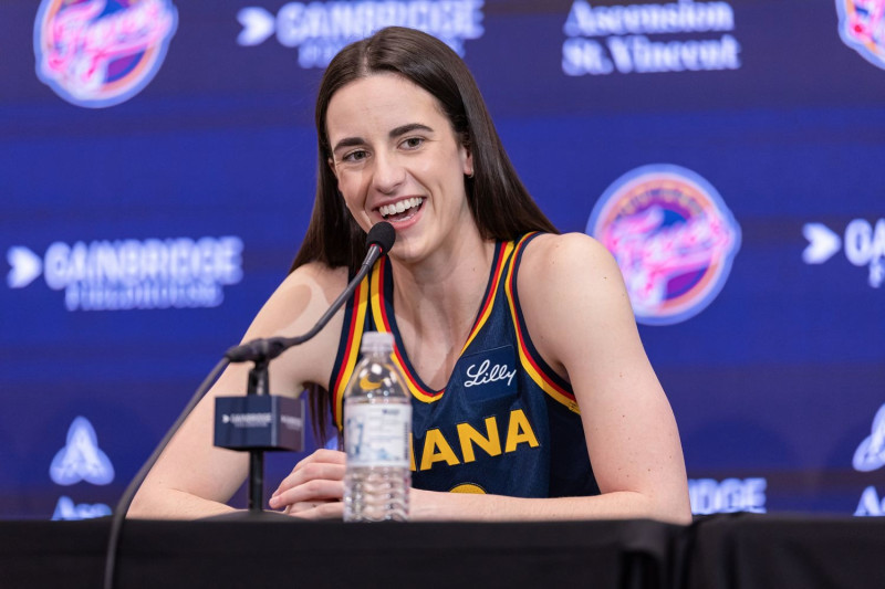 Caitlin Clark durante una conferencia de prensa