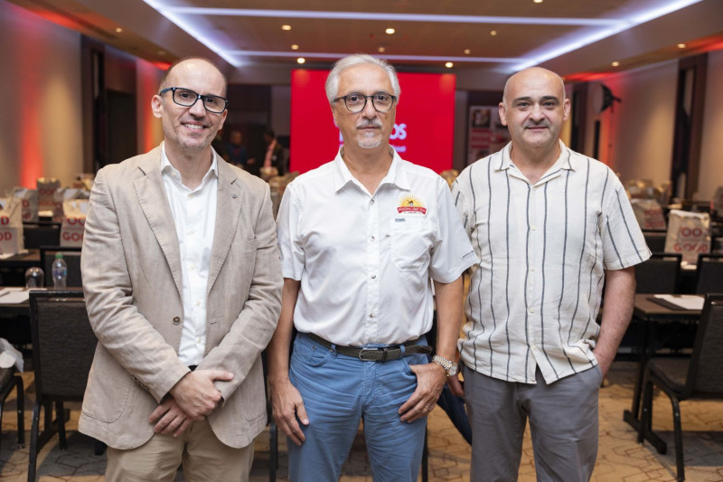 Tres hombres en reunión formal