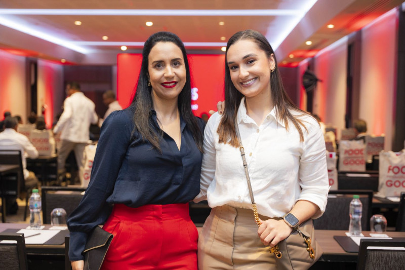 Dos mujeres sonrientes en evento social