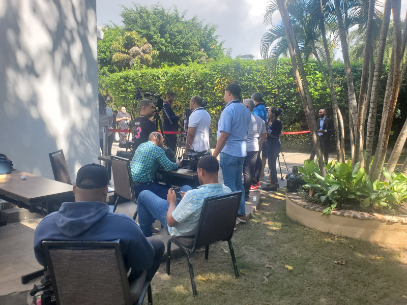 Periodistas reunidos al aire libre