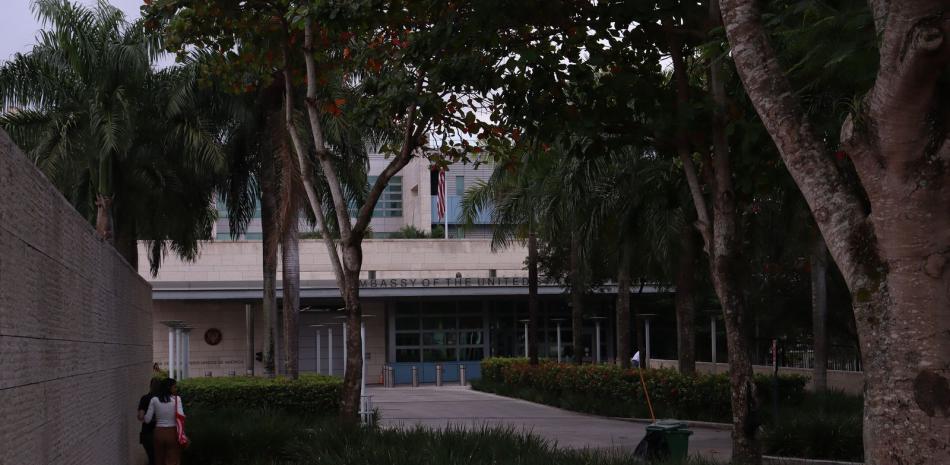 Edificio gubernamental con bandera estadounidense