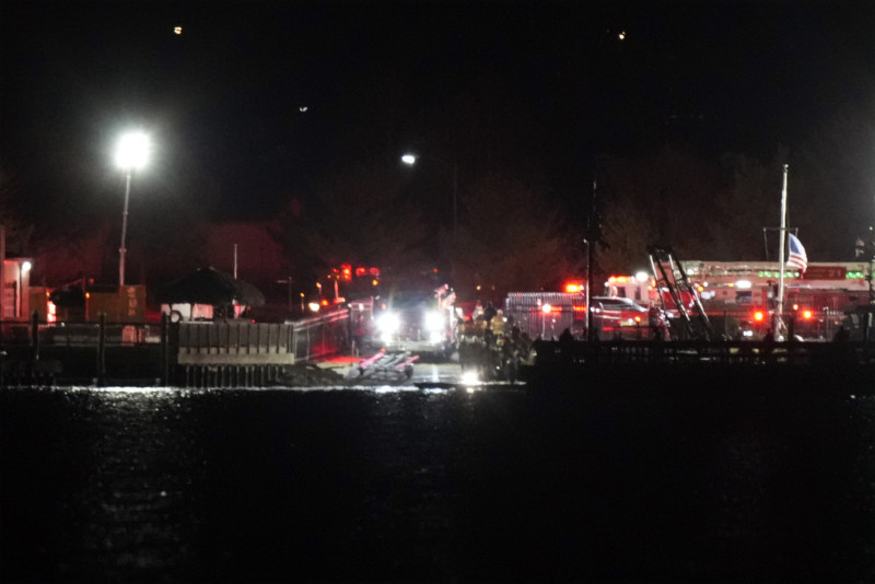 Bomberos en muelle durante noche