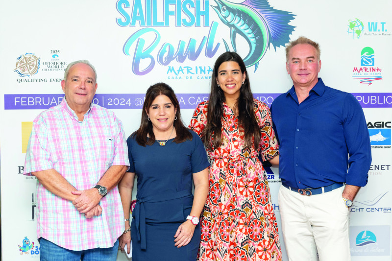 Cuatro personas frente a letrero Sailfish