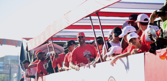 Personas con camisetas rojas y gorras blancas