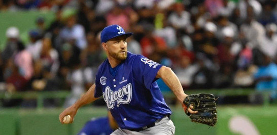 Lanzador de béisbol uniformado azul