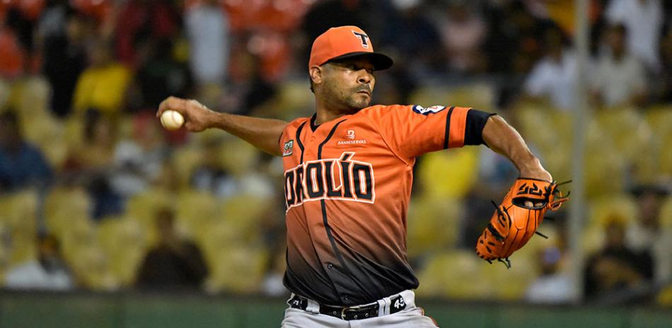 Jugador con uniforme naranja de béisbol